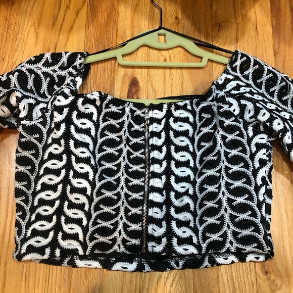 Blithe white and black crop top - Picture 4 of 15